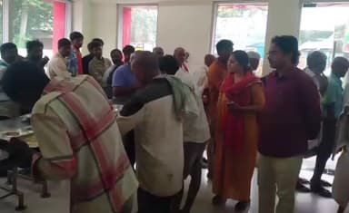 గిద్దలూరు: గిద్దలూరు పట్టణంలోని అన్న క్యాంటీన్ పరిశీలించి అల్పాహారం నాణ్యతను తెలుసుకున్న కమిషనర్ రమణబాబు