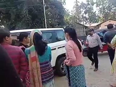 উত্তৰ লক্ষীমপুৰ: মৈদমীয়াত দুৰ্ঘটনাক কেন্দ্ৰ কৰি সৃষ্টি হয় উতপ্ত পৰিস্থিতি, ঘটনাস্থলীত আৰক্ষী উপস্থিত হৈ নিয়ন্ত্ৰণ কৰে পৰিস্থিতি