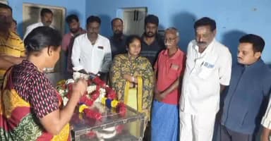 పెనుకొండలో టీడీపీ కార్యకర్త మృతి నివాళులర్పించిన మంత్రి సవిత