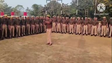 मैनपुरी: पुलिस लाइन में परेड की सलामी लेने के बाद एसपी ने सभी पुलिस कर्मियों को लोगों की सुरक्षा के लिए दी अलग-अलग तरह की जानकारी