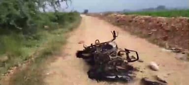 గిద్దలూరు: గిద్దలూరు మండలం వెల్లుపల్లి గ్రామంలో ద్విచక్ర వాహనాన్ని అపహరించి దగ్ధం చేసిన దుండగులు, దర్యాప్తు చేస్తున్న పోలీసులు