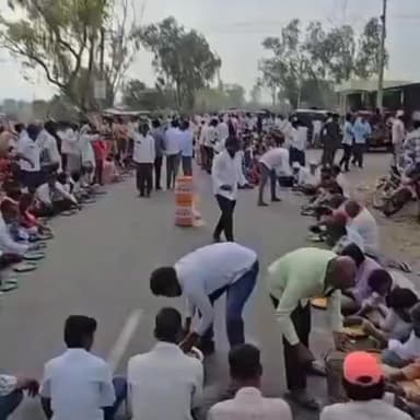 ಚಿಂಚೋಳಿ: ಸಮುದಾಯ ಆರೋಗ್ಯ ಕೇಂದ್ರ ಡಿ ಗ್ರೇಡ್ ಖಂಡಿಸಿ ಗಡಿಕೇಶ್ವರ ಗ್ರಾಮಸ್ಥರಿಂದ ರಸ್ತೆ ಮೇಲೆ ಊಟ ಮಾಡಿ ವಿಭಿನ್ನ ಪ್ರತಿಭಟನೆ