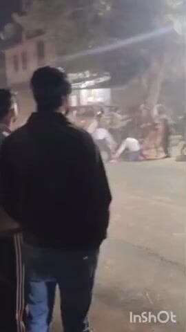 बिधूना: कस्बा के बेला रोड पर हुई मारपीट का वीडियो सोशल मीडिया पर जमकर वायरल हुआ