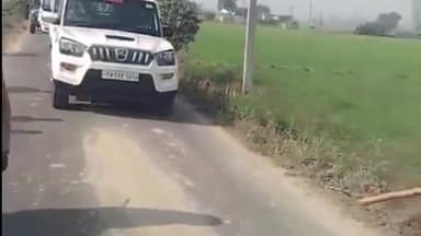 ਸੁਲਤਾਨਪੁਰ ਲੋਧੀ: ਬਿਜਲੀ ਸੋਧ ਬਿੱਲ 2025 ਦੇ ਵਿਰੋਧ ਦੇ ਚ ਡਡਵਿੰਡੀ ਰੇਲਵੇ ਟਰੈਕ ਦਿੱਤੀ ਜਾਣ ਵਾਲੇ ਧਰਨੇ ਨੂੰ ਰੋਕਣ ਲਈ ਪੁਲਿਸ ਕਿਸਾਨ ਆਗੂਆਂ ਨੂੰ ਘੇਰ ਰਹੀ