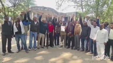 विकास भवन में अपनी मांगों को लेकर कोटेदारों ने किया विरोध प्रदर्शन, जिला प्रशासन के माध्यम से CM के नाम सौंपा ज्ञापन