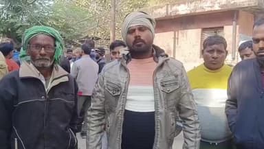 उन्नाव: बीघापुर क्षेत्र में सड़क हादसे में 2 दोस्तों की मौत, शव पोस्टमार्टम हाउस लाया गया