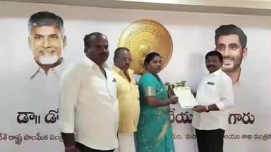 కొండపి: టంగుటూరు మండలం తూర్పునాయుడుపాలెం లోని మంత్రి క్యాంపు కార్యాలయంలో సీఎం రిలీఫ్ ఫండ్ చెక్కులు పంపిణీ చేసిన మంత్రి స్వామి