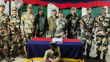 কৃষ্ণগঞ্জ: কৃষ্ণগঞ্জের বানপুর সীমান্তের বাগানপাড়া এলাকা থেকে ৩৬ টি সোনার বিস্কুট সহ এক ভারতীয় চোরা চালানকারীকে গ্রেফতার করলো BSF