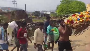 శింగనమల: ఎల్లుట్ల గ్రామంలో అప్పుల బాధతో రైతు మృతి చెందాడు. అంతక్రియలో పాల్గొన్న సింగనమల సమన్వయకర్త మాజీ మంత్రి శైలజనాథ్