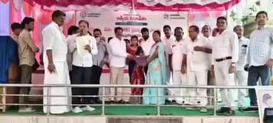 యర్రగొండపాలెం: ప్రభుత్వ ఉన్నత పాఠశాలలో మెగా పేరెంట్స్ టీచర్స్ మీట్ కార్యక్రమంలో పాల్గొన్న టిడిపి ఇన్చార్జి ఎరిక్షన్ బాబు