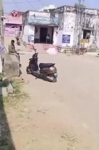 జుక్కల్: నెమ్లీ గ్రామపంచాయతీ కార్యాలయంలో మూడో విడత ఎన్నికల నామినేషన్ల స్వీకరణ, నామినేషన్లకు భారీగా తరలివస్తున్న అభ్యర్థులు