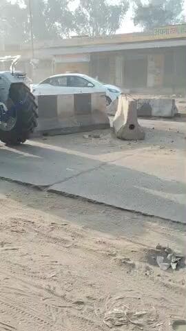 divaidao ki vajah se raat ko 6se 7 gaadi divaidaro se takrakar ghayal khair ke anaj mandi ku ghatna