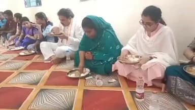 తెనాలి: చిన్నారులతో కలసి మధ్యాహ్న భోజనం చేసిన మంత్రి, జిల్లా కలెక్టర్