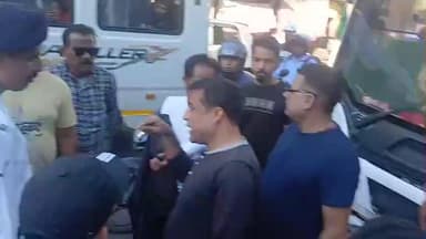 উত্তৰ লক্ষীমপুৰ: নগৰত বাছৰ চালক আৰু হেণ্ডীমেনে যাত্ৰীক প্ৰহাৰ কৰা ঘটনাকলৈ সৃষ্টি হয় উতপ্ত পৰিস্থিতি , ঘটনাস্থলীত উপস্থিত হয় আৰক্ষী