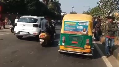 વડોદરા: ડિવાઈડર કૂદી અચાનક ઢોર રસ્તા વચ્ચે આવી ગયું,રીક્ષા ચાલક ઈજાગ્રસ્ત અને ઢોરનું મોત