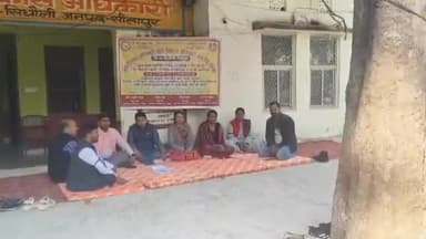 सिधौली: खंड विकास कार्यालय में ऑनलाइन उपस्थिति के विरोध में ग्राम पंचायत अधिकारियों ने किया जोरदार प्रदर्शन