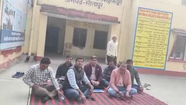 महमूदाबाद: रामपुर मथुरा में ऑनलाइन हाजिरी और काम के बोझ से नाराज ग्राम विकास अधिकारियों ने किया प्रदर्शन