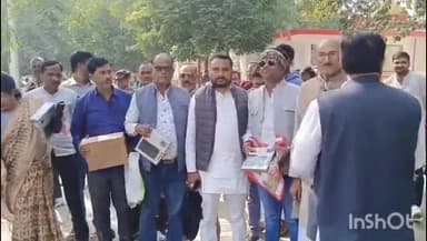 उरई: जिलाधिकारी कार्यालय में जिले के कोटेदारों ने कमीशन बढ़ाने और मानदेय निश्चित करने को लेकर किया प्रदर्शन, लगाए नारे