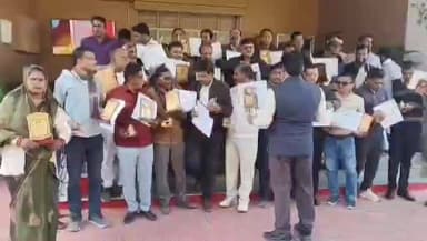 महोबा: मतदाता डिजिटल फीडिंग 83% पार होने पर कलेक्ट्रेट में बीएलओ और पर्यवेक्षक को उत्कृष्ट कार्य के लिए किया गया सम्मानित