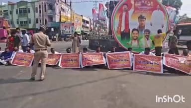 నర్సంపేట: నర్సంపేటలో సీఎం రేవంత్ రెడ్డి, క్షమాపణ చెప్పాలని భారతీయ జనతా పార్టీ నేతృత్వంలో రోడ్డుపై బైఠాయింపు