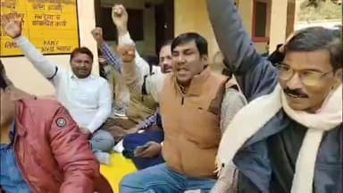 बेल्थरा रोड: सीयर ब्लॉक में सचिवों ने काली पट्टी बांधकर किया प्रदर्शन, एकसाथ 20 सचिवों ने छोड़ा आधिकारिक व्हाट्सएप ग्रुप