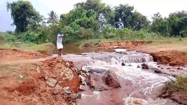 ಗುಂಡ್ಲುಪೇಟೆ: ಹುತ್ತೂರಿನಿಂದ ವಡ್ಡಗೆರೆ ಕರೆಗೆ ಬಂದ ನೀರನ್ನು ಕಂಡು ದೇವರನ್ನು ಕಂಡಂತೆ ಭಕ್ತಿಯಿಂದ ನಮಿಸಿದ ರೈತ