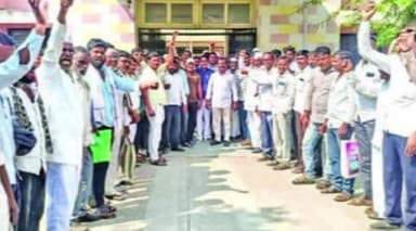 पैठण: शेतकऱ्यांना अतिवृष्टीचे अनुदान देण्याच्या मागणी साठी पैठण तहसिल कार्यालयावर अंदोलन