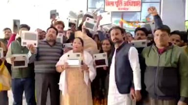 कन्नौज: कन्नौज में कोटेदारों ने कमीशन बढ़ाने की मांग को लेकर जिला पूर्ति अधिकारी के कार्यालय के बाहर किया प्रदर्शन