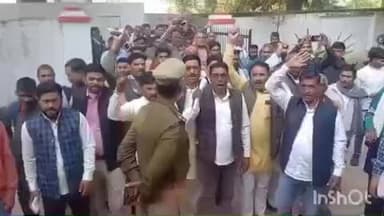 बहराइच: जिला पूर्ति कार्यालय पहुंचे कोटेदारों ने किया प्रदर्शन, लाभांश बढ़ाने की मांग की, जिला पूर्ति अधिकारी को सौंपा ज्ञापन