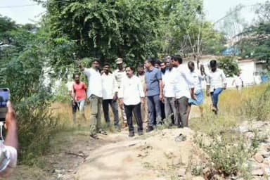 కళ్యాణదుర్గం: కుందుర్పిలో ప్రధాన రహదారికి ఇరువైపులా డ్రైనేజీ కాలువను నిర్మించాలని అధికారులను ఆదేశించిన ఎమ్మెల్యే సురేంద్రబాబు