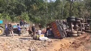 दुधि: रजखड़ घाटी में अंग्रेजी शराब से भरा ट्रक अनियंत्रित होकर पलटा, पुलिस जांच में जुटी