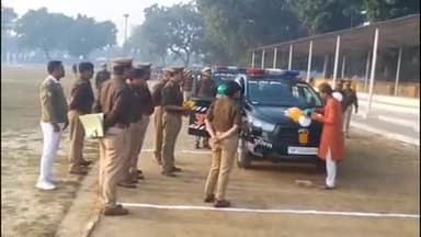 फर्रुखाबाद: जनपद पुलिस को मिली डायल 112 की सात नई गाड़ियों की सौगात, एसपी ने हरि झंडी दिखाकर किया रवाना