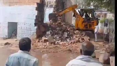 రాయదుర్గం: పట్టణంలోని కోట ముఖద్వారం జీర్ణోదరణ పనులు ఎట్టకేలకు ప్రారంభించిన పురావస్తు శాఖ అధికారులు