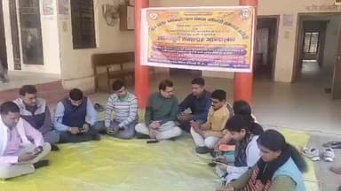 तमकुही राज: गांवों में मुश्किलें छोड़कर अब सचिव समाधान के लिए ब्लॉकों में डटे