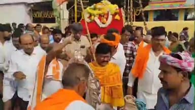 రాయదుర్గం: తాళ్ళకెర లో వేలాది మంది భక్త జన సందోహం మధ్య వైభవంగా శ్రీ వీరభద్ర స్వామి రథోత్సవం