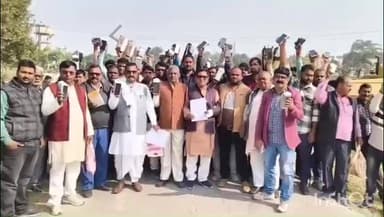 महाराजगंज: कलेक्ट्रेट परिसर में जनपद के कोटेदारों ने प्रदर्शन कर डीएम को सौंपा ज्ञापन