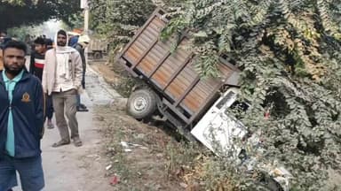 बैरिया: सेमरिया में तेज रफ्तार पिकअप ने पढ़ने जा रही तीन छात्राओं को मारा धक्का, तीनों गंभीर रूप से घायल