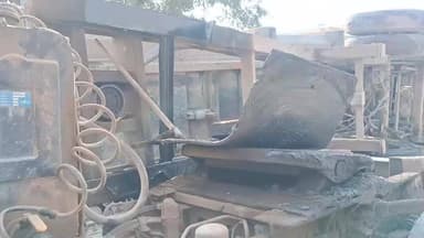 बिल्सी: रंजना तिराह के पास जैक टूटने के कारण हाइवे पर पलटा ट्रक, दो लोगों ने भागकर बचाई जान