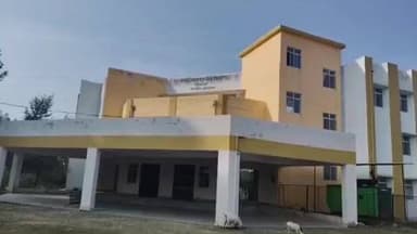 डोमचांच: डोमचांच महिला महाविद्यालय भवन बना 'जानवरों का चारागाह', सालों से उद्घाटन का इंतजार