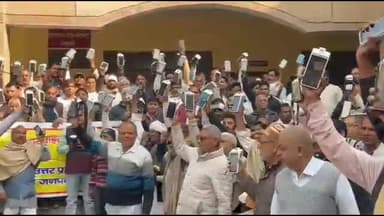 शामली: कोटेदारों ने शामली कलेक्ट्रेट पहुंचकर सरकारी खाद्यान्न वितरण में लाभांश बढ़ाने की मांग को लेकर किया प्रदर्शन