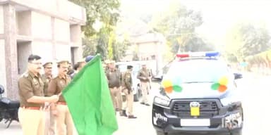 बागपत: SP ने पुलिस लाइन बागपत में तीन नव-आवंटित चार पहिया PRV वाहनों को हरी झंडी दिखाकर आपातकालीन सेवाओं के लिए रवाना किया