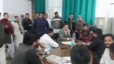 रामपुर: जिला अस्पताल की इमरजेंसी वार्ड में तैनात स्टाफ डॉक्टर की सुरक्षा भगवान भरोसे, मरीज के तीमारदार ने की डॉक्टर की पिटाई