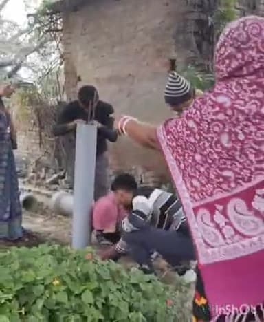 धनघटा: परसहर पूर्वी गांव में सार्वजनिक रास्ते में पिलर गाढ़कर रास्ते को अवरुद्ध करने का आरोप गांव के एक व्यक्ति ने लगाया