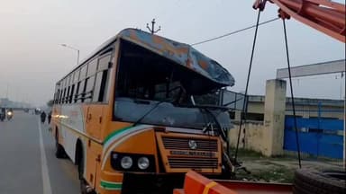 अमरोहा: अमरोहा डिपो की बस ट्रक से टकराई, यात्रियों में मची चीख-पुकार, चालक-परिचालक घायल, अस्पताल में भर्ती