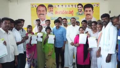 మడకశిరలో సీఎంఆర్ఎఫ్ చెక్కులు పంపిణీ చేసిన ఎమ్మెల్యే ఎంఎస్ రాజు