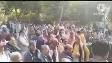 हमीरपुर: कलेक्ट्रेट में कोटेदारों ने मांगों को लेकर मुख्यमंत्री को संबोधित ज्ञापन जिलाधिकारी को सौंपा