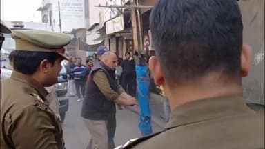 मुज़फ्फरनगर: भगत सिंह रोड पर अतिक्रमण कार्यों पर प्रशासन ने चलाया अभियान, दुकानदार सामान समेटते हुए बोले- हो जाओ सावधान