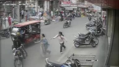 Jaipur News: युवती से सड़क पर गिरी 50 हजार की गड्डी, गड्डी उठाकर बाइक से युवक फरार | Rajasthan News
#jaipurnews #rajasth...