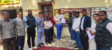 बीघापुर: ग्राम पंचायत व विकास अधिकारियों ने बीघापुर ब्लाक मुख्यालय पर किया शांतिपूर्ण धरना, मुख्य सचिव को भेजा ज्ञापन