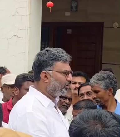 ಸವದತ್ತಿ: ಸವದತ್ತಿ ಪಟ್ಟಣದ ತಮ್ಮ ಗೃಹ ಕಚೇರಿಯಲ್ಲಿ ಕಾರ್ಮಿಕ ಕಿಟ್ ವಿತರಿಸಿದ ಶಾಸಕ ವಿಶ್ವಾಸ ವೈದ್ಯ